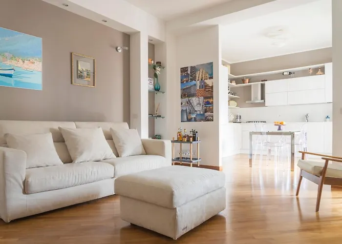 Cosmopolitan Home, 2 Bedrooms, 2 Bth, 5 Guests Apartment