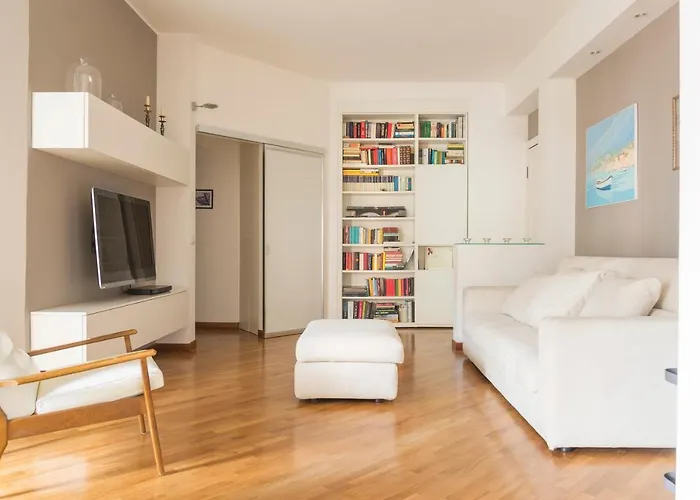 Cosmopolitan Home, 2 Bedrooms, 2 Bth, 5 Guests Apartment