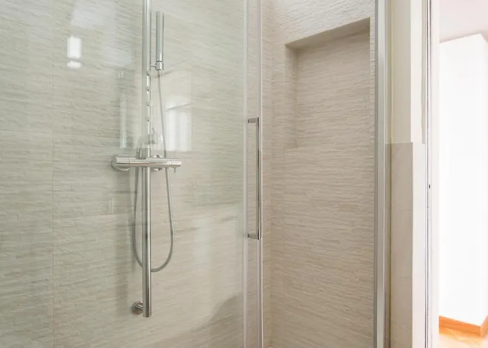 Cosmopolitan Home, 2 Bedrooms, 2 Bth, 5 Guests Apartment