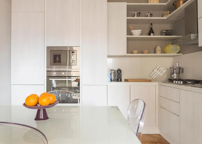 Cosmopolitan Home, 2 Bedrooms, 2 Bth, 5 Guests Apartment