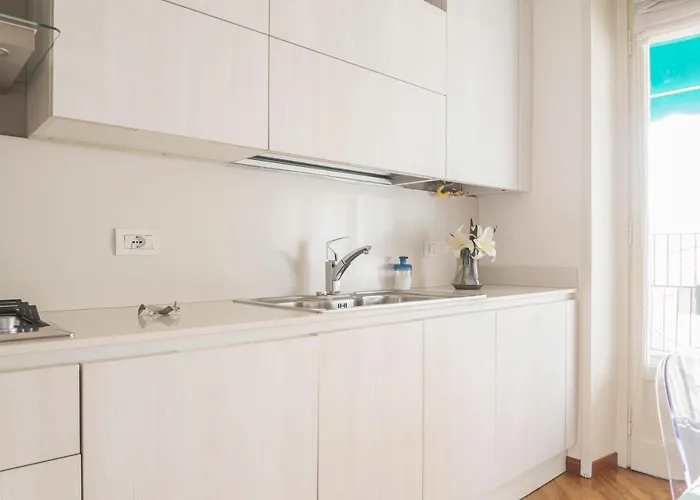 Cosmopolitan Home, 2 Bedrooms, 2 Bth, 5 Guests Apartment