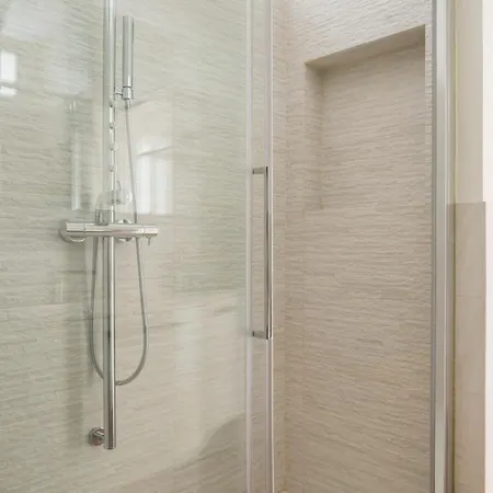 Cosmopolitan Home, 2 Bedrooms, 2 Bth, 5 Guests شقة